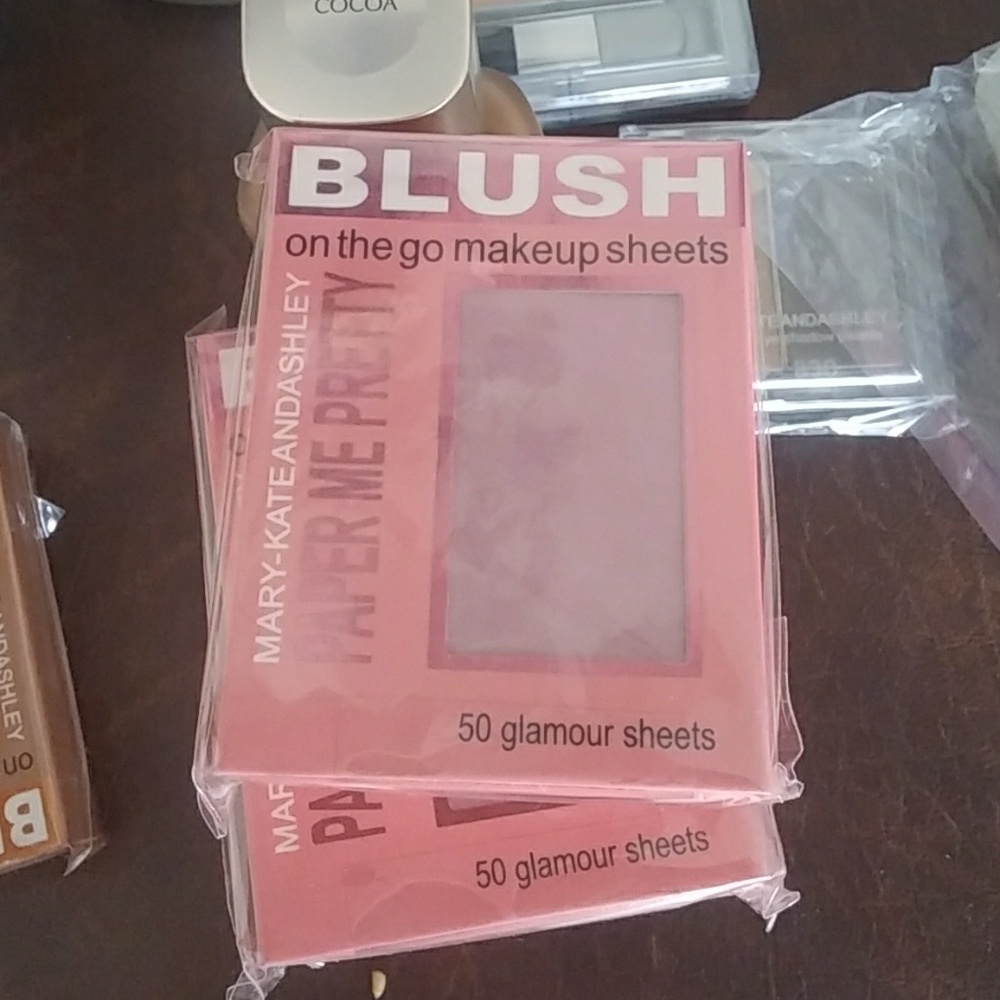 Mary Kate n Ashley blush on the go